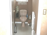 Wand WC mit integriertem WiCi Bati Becken - Frau R (FR - 63) 1 auf 2 (vorher)